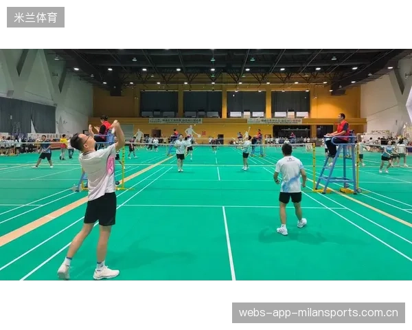 羽毛球选手比赛中提裤子太尬？幽默背后的运动员形象与赛事精神